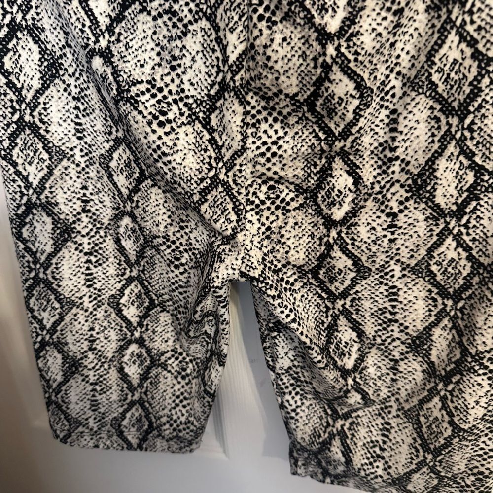 Color Alien Size Small Black and White Snake Print  biker shorts NWOT - Picture 6 of 8
